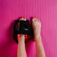 Sort Heat Sense-wrap med display om en fod på en pink måtte, med røde dioder synlige indeni